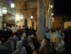 İzmirliler, Kadir Gecesi'nde Hisar Camii'ne Akın Etti