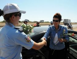 Polis Çiçek İçin Durdurdu, Sürücüler Radar Korkusu Yaşadı