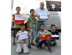 İşadamı Keleşoğlu, Çocuklara Bayram Hediyesi Olarak 100 Çift Ayakkabı Verdi