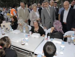 Bakan Taner Yıldız, İftarını Vatandaşlarla Birlikte Yaptı