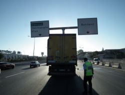 Yön Levhasına Çarpan Kamyonun Sürücüsü Sıyrıklarla Kurtuldu