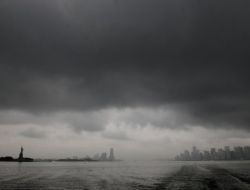 NEW YORK KARA BULUTLAR ALTINDA