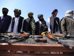 11 Taliban Üyesi Silah Bırakarak Teslim Oldu