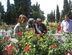 Edirnekapı Şehitliği'nde Hüzünlü Bayram