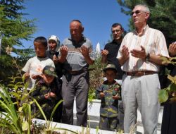 Bayram Arifesinde Vatandaşlar Şehitliğe Koştu