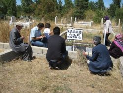 Bayram Arifesinde Mezarlıklara Ziyaretçi Akını