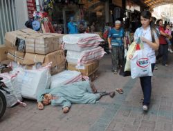 Sara Krizi Geçiren Dilenci Kadın, Ayıldıktan Sonra Dilenmeye Devam Etti
