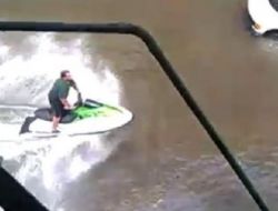 Sel Sularında ‘jet Ski’ Keyfi Yaptılar