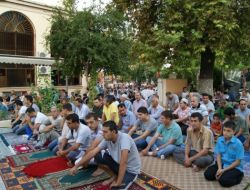 İzmir'de Bayram Namazı Huşu İçinde Kılındı