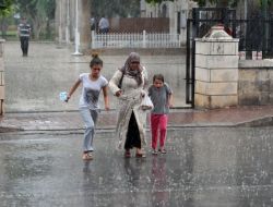 Antalya'da Bayram Sabahı Yağmur Sürprizi