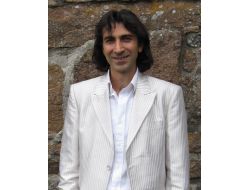 Azeri Sanatçı, Utöya Kurbanları İçin Şarkı Besteledi