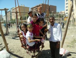 Cizreli Miniklerin Tahta Salıncaklardaki Bayram Keyfi