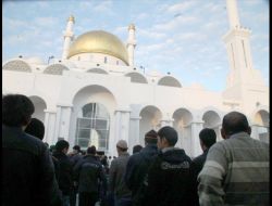 Astana’da Bayram Namazında Halk Camilere Sığmadı
