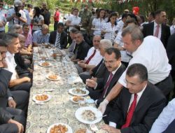 Bakan Ergin Antakyalılarla Parkta Bayramlaştı