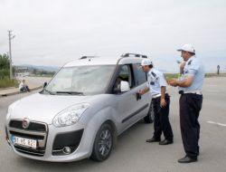 Sürücülere Önce Ceza Yazdılar, Sonra Şeker İkram Ettiler