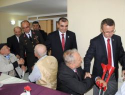 Devlet Erkânı Bayramda Huzurevi Sakinleri Yalnız Bırakmadı