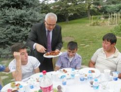 Vali Çakır, Kimsesiz Çocuklara Yemek Servisi Yaptı