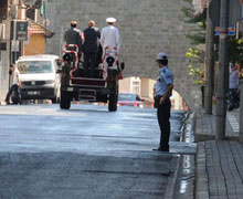 Asker boş sokakları selamladı