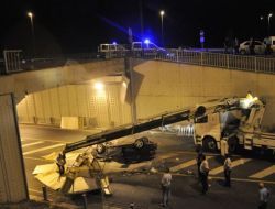 Otomobil Metrobüs Yoluna Düştü