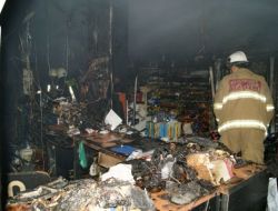 Gözleri Önünde İş Yeri Yandı, Gözyaşlarına Boğuldu