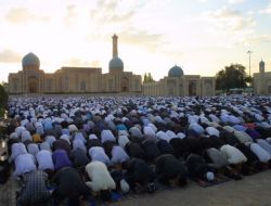 Özbekistan’da Camiler Dolup Taştı