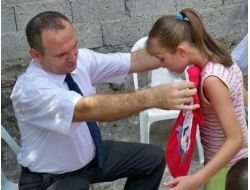 Kaymakam Çocuklara Şeker Yerine Kıyafet Dağıtıyor