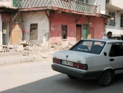 Otomobil Yaşlı Kadının Evinin Duvarını Yıktı