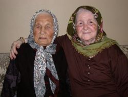 106 Yaşındaki Münire Nine 210 Bayram Gördü
