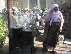 Erzurumlu Sümer Nine'den İnsanlık Dersi: Yardım Paketini Somali'ye Gönderdi