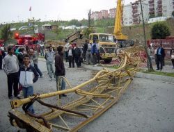50 Metrelik İnşaat Vinci İşçinin Üzerine Devrildi