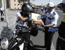 Polis, Bayram Süresince Ceza Kesmedi, Şeker İkram Etti