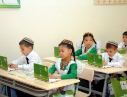 Türkmenistanlı Öğrencilerin Netbook Heyecanı