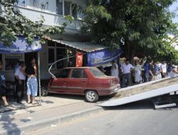 Otomobil Kahvehaneye Girdi: 3 Yaralı