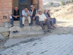 Köylüler Evlerinin Yanmaması İçin Nöbet Tutuyor