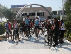 Bisiklet Turunda Tanışan Çift, Bisiklet Üzerinde Evlendi