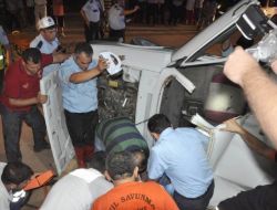 Takla Atan Araçta Sıkışan Üç Kişi Güçlükle Kurtarıldı