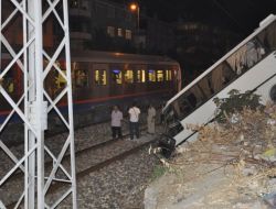 Freni Boşalan Minibüs Tren Yoluna Girdi