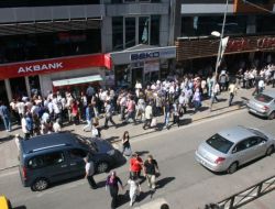 Üniversite Kayıtları Kuyruk Çilesiyle Başladı