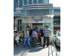 Özürlü Asansörüne 'Sağlıklı İnsan' Engeli