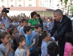 Denizli’de Yeni Öğrencilerin Önlük Ve Yakası Belediyeden