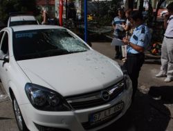 5. Kattan Düşen Cam Otomobile Zarar Verdi