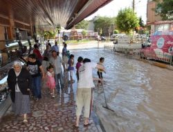 İçme Su Borusu Patladı, Trafik Felç Oldu