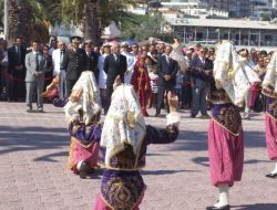 Kuşadası'nın Kurtuluş Töreninde Chp Çeleng Koymayı Unuttu