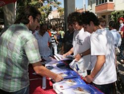 Üniversite Önlerine Stant Kuran Polis, Öğrencileri Bilinçlendiriyor