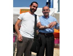 Ak Parti'li Vekil Sigarayı Bırakma Sözü Veren Muhabire Takım Elbise Alacak