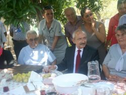 Kılıçdaroğlu 61 Yıllık Chp’li Aileyi Evinde Ziyaret Etti