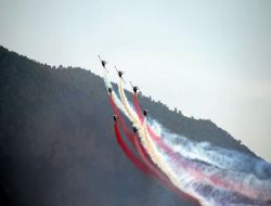 Türk Yıldızları Ölüdeniz Semalarında Gösteri Yaptı