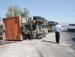 Devrilen Çöp Kamyonunda İki Kişi Yaralandı