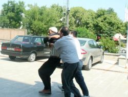 Akli Dengesi Bozuk Şahıs Polise Saldırdı