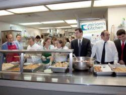 Türkiye’nin Washington Büyükelçiliği Evsizlere Yemek Dağıttı